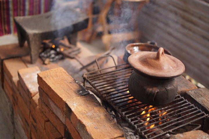 アンティグア・グアテマラ近郊のマヤの村における古代のチョコレート作り