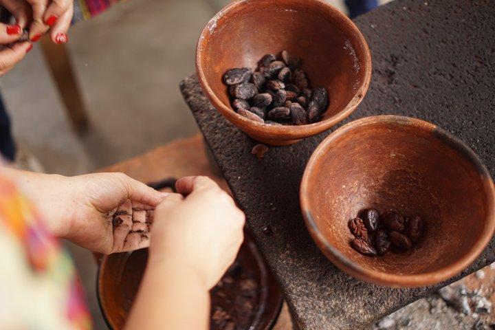 アンティグア・グアテマラ近郊のマヤの村における古代のチョコレート作り