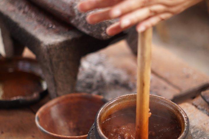アンティグア・グアテマラ近郊のマヤの村における古代のチョコレート作り