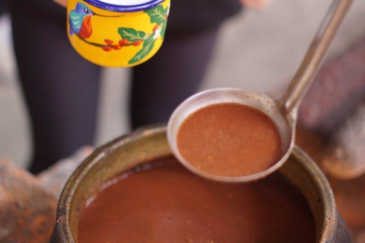アンティグア・グアテマラ近郊のマヤの村における古代のチョコレート作り