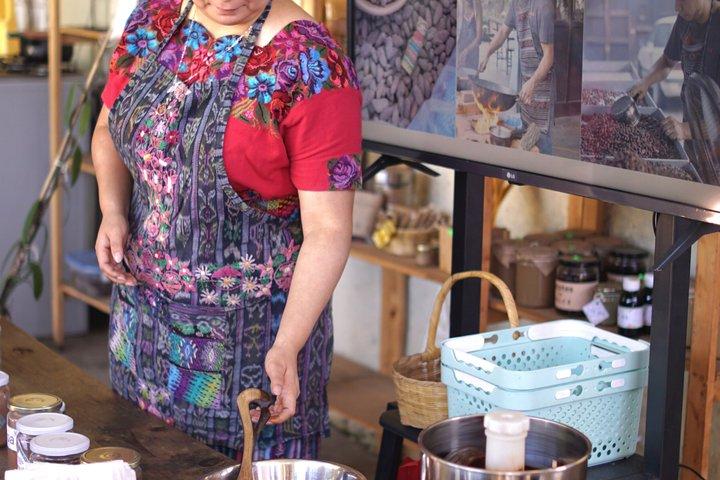 アンティグア・グアテマラ近郊のマヤの村における古代のチョコレート作り