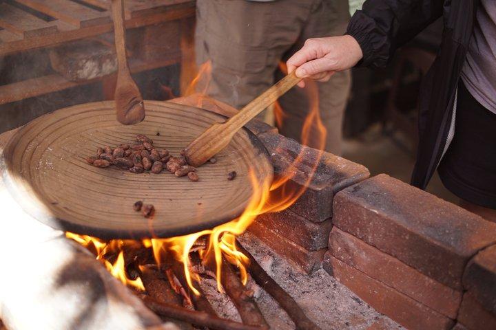 アンティグア・グアテマラ近郊のマヤの村における古代のチョコレート作り