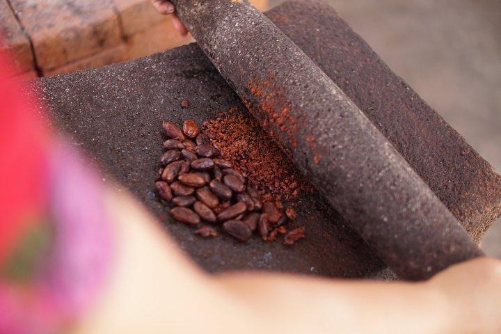アンティグア・グアテマラ近郊のマヤの村における古代のチョコレート作り