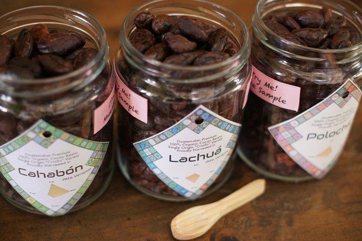 アンティグア・グアテマラ近郊のマヤの村における古代のチョコレート作り