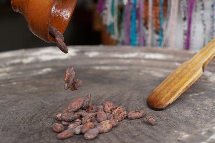 アンティグア・グアテマラ近郊のマヤの村における古代のチョコレート作り