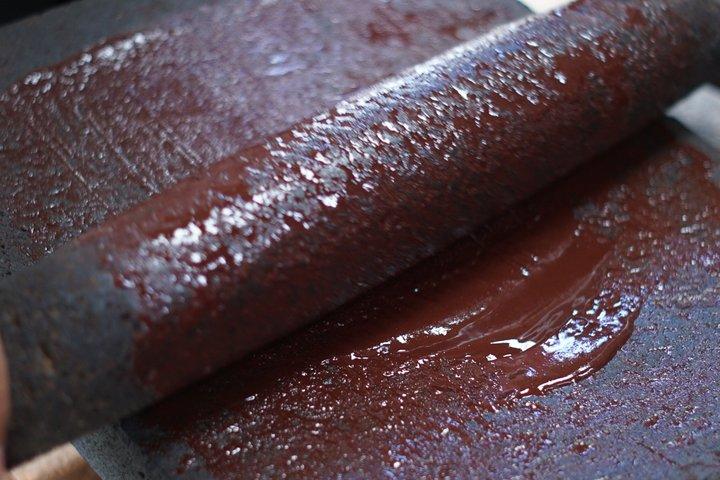 アンティグア・グアテマラ近郊のマヤの村における古代のチョコレート作り