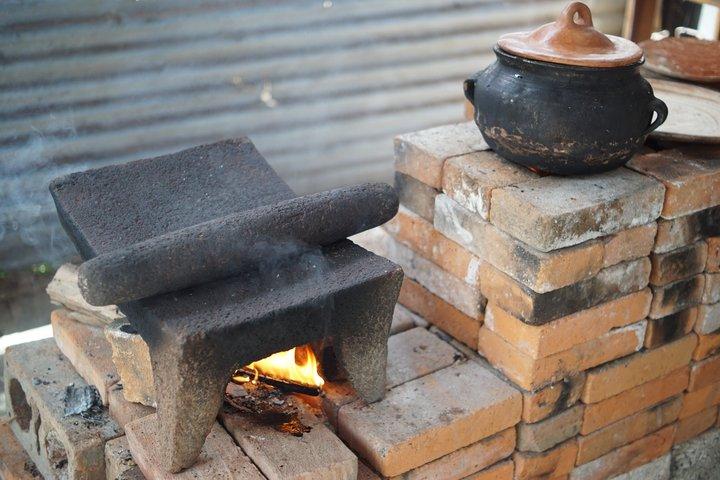 アンティグア・グアテマラ近郊のマヤの村における古代のチョコレート作り