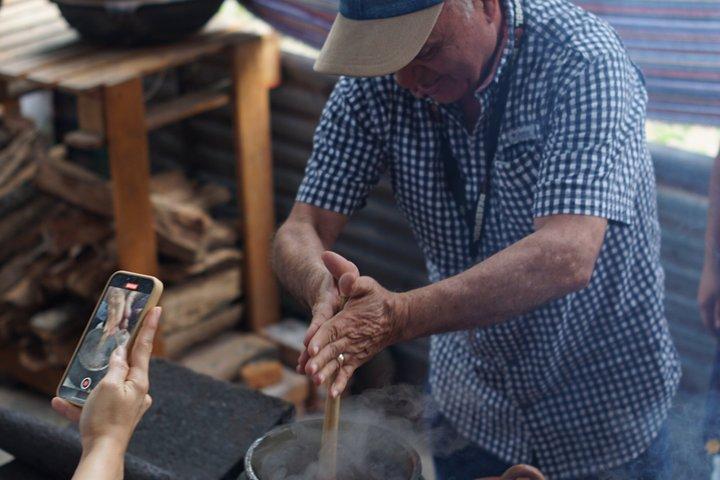 アンティグア・グアテマラ近郊のマヤの村における古代のチョコレート作り