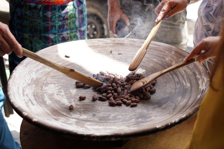 アンティグア・グアテマラ近郊のマヤの村における古代のチョコレート作り