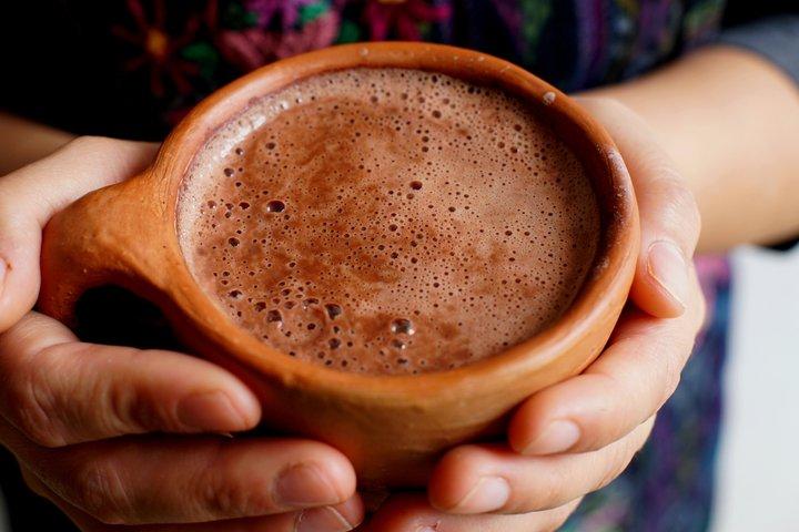 アンティグア・グアテマラ近郊のマヤの村における古代のチョコレート作り