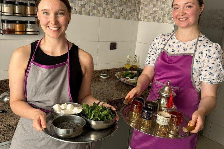 モロッコ料理を作り、地元の人のように伝統衣装を着てみましょう