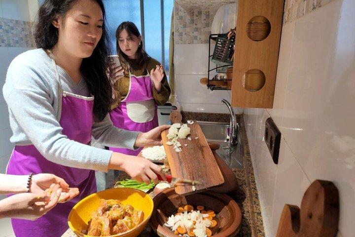 モロッコ料理を作り、地元の人のように伝統衣装を着てみましょう
