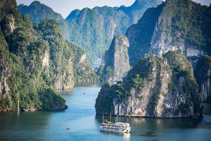 Ha Long Bay Day Cruise with Transfers from Ha Long City