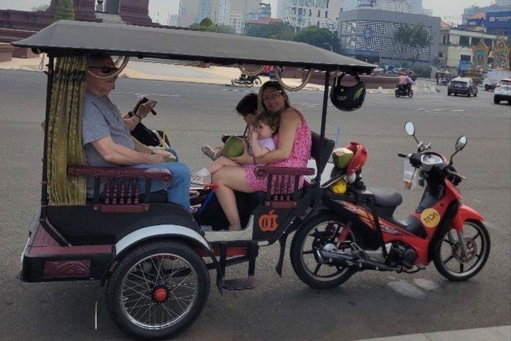 プノンペンでのプライベートトゥクトゥク市内ツアー