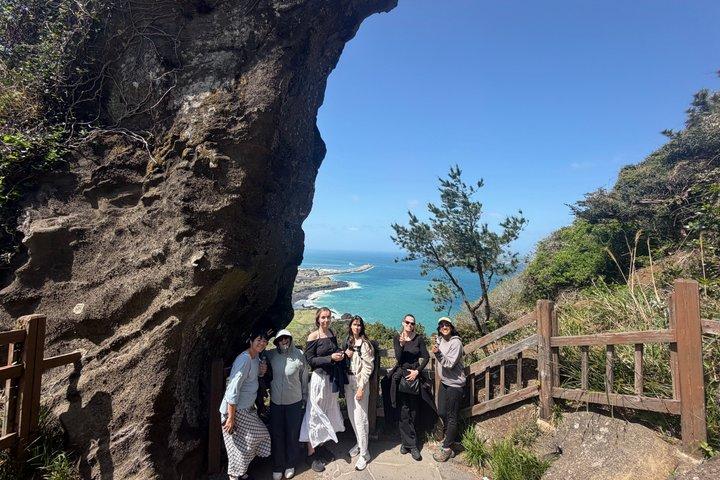西帰浦と城邑の済州ユネスコ聖山と海女ショーより