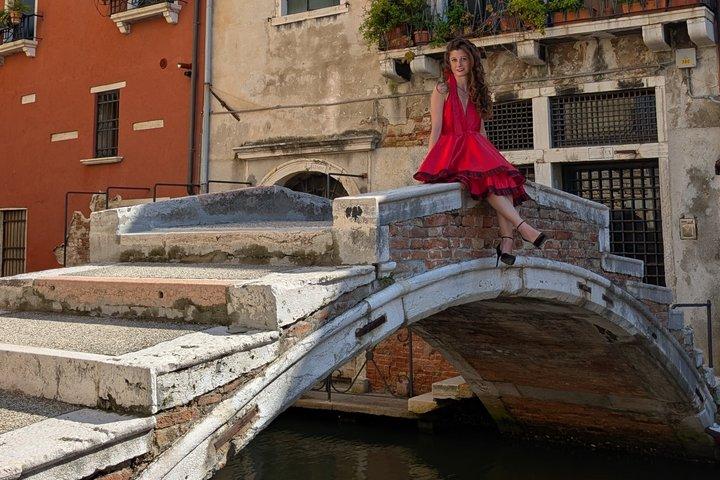 ヴェネツィアを主役に：息を呑むほど美しいドレスと記念写真