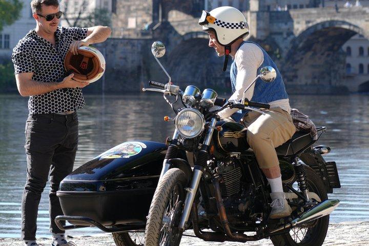 プラハ：サイドカー付きオートバイ 2.5時間 ガイド付きハイライトツアー