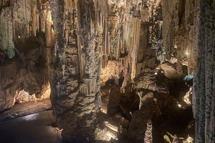 フリヒリアナとネルハ:マラガとコスタ・デル・ソルから訪れる洞窟