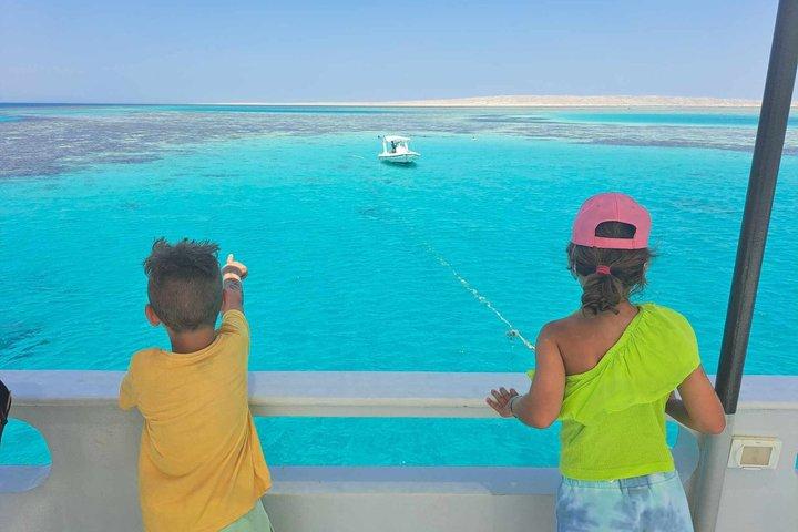 ハルガダでの水中アドベンチャー シースコープ半潜水艇ツアー