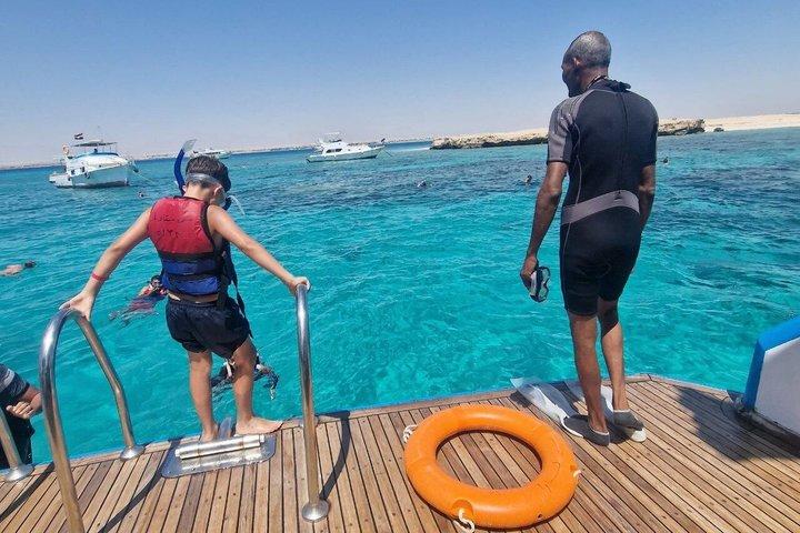 ハルガダでの水中アドベンチャー シースコープ半潜水艇ツアー