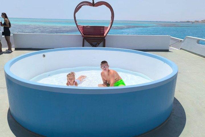 ハルガダでの水中アドベンチャー シースコープ半潜水艇ツアー
