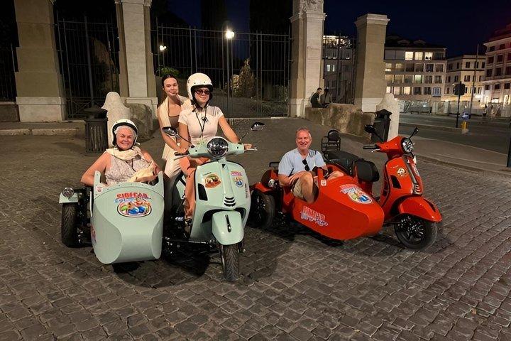 ゴールデンアワーと夜のトレヴィの泉のベスパサイドカー