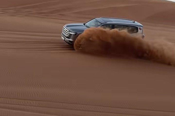 ドバイVIP砂漠サファリ 4x4ダートバッシュサンドボードラクダ＆バーベキュー