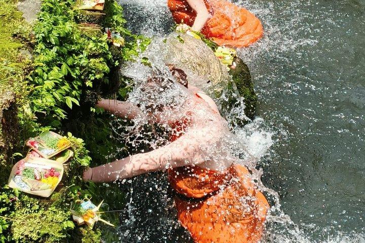 メンゲニング寺院でのバリのスピリチュアルクレンズ