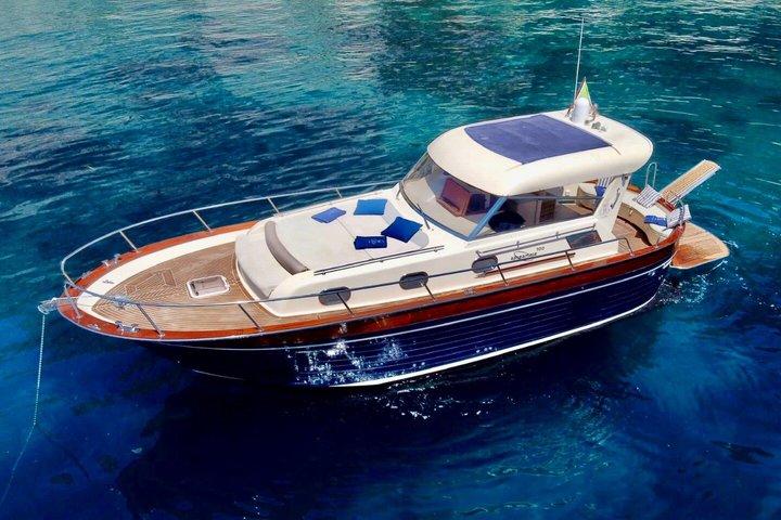 ゴッツォ アプレアマレ 100 でのカプリ島とポシターノへのプライベートボートツアー
