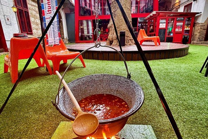 ブダペストの象徴的な廃墟バーでグーラッシュ料理体験