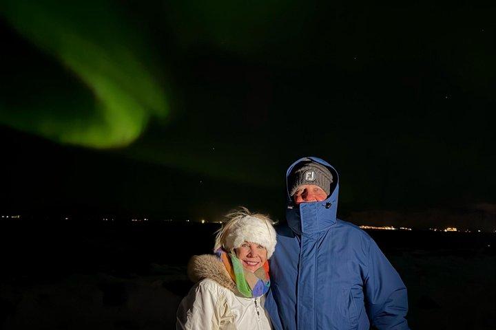 レイキャビク少人数グループで見るオーロラとココア付き写真撮影ツアー