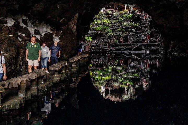 ランサローテ島北部へのツアー：ハメオス デル アグアとクエバ デ ロス ベルデス
