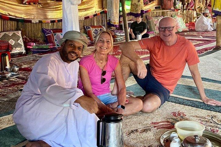 ワディ・バニ・ハリド＆ワヒバ・サンド砂漠サンセットツアーのシェア