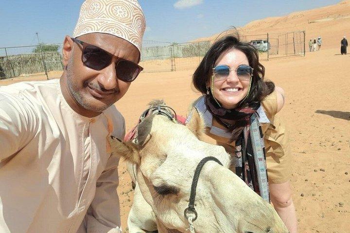 ワディ・バニ・ハリド＆ワヒバ・サンド砂漠サンセットツアーのシェア