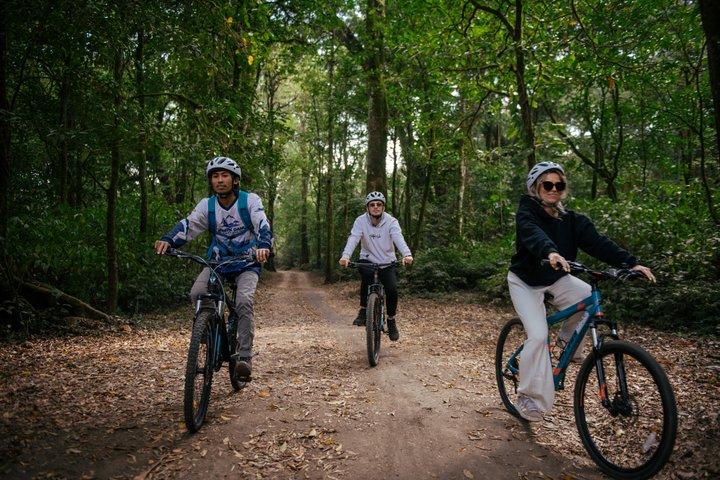 ムンドゥクファンサイクリング＆ツインレイクアドベンチャー（タンブリンガンカヌー）
