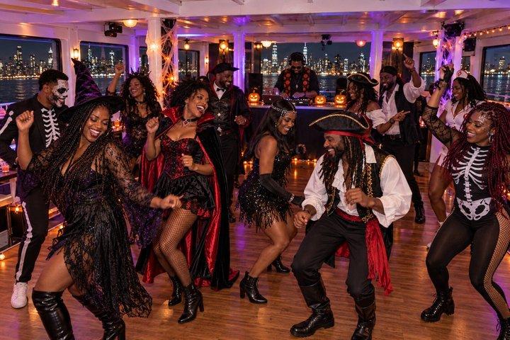 ニューヨークのハロウィーンナイトクルーズ、スカイラインと自由の女神の眺め付き