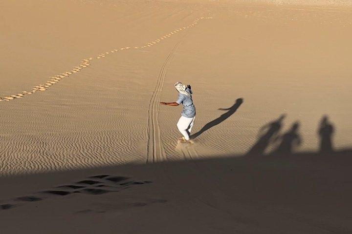 黒と白の砂漠でのプライベートサファリキャンプとサンドボーディング
