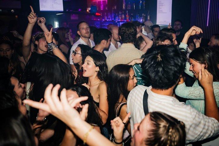 Frankfurt Nightlife Tour: 4 Venues, Shots & Club Entry