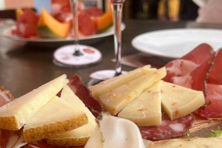 ピサ、ルッカ、チーズ農園とワインの試飲付きプライベート ツアー