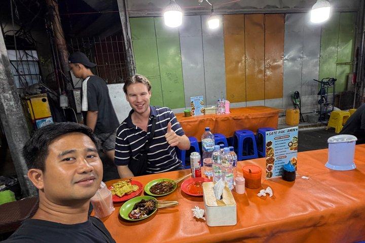 Evening Streetfoodtour with your local friend