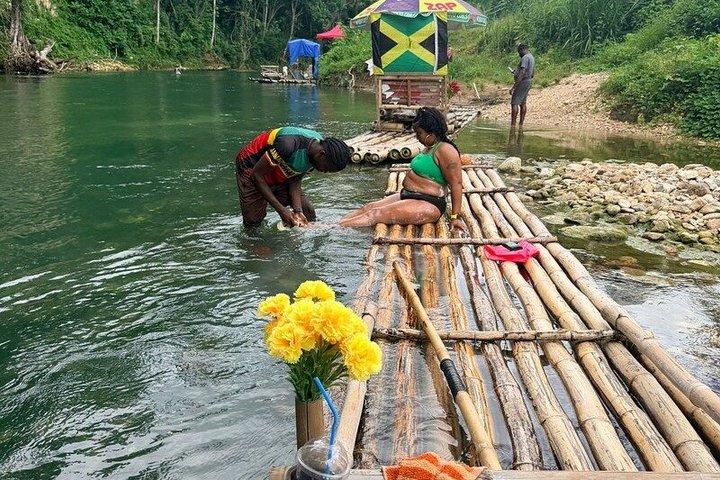 Montego Bay: Bamboo Rafting & Limestone Massage