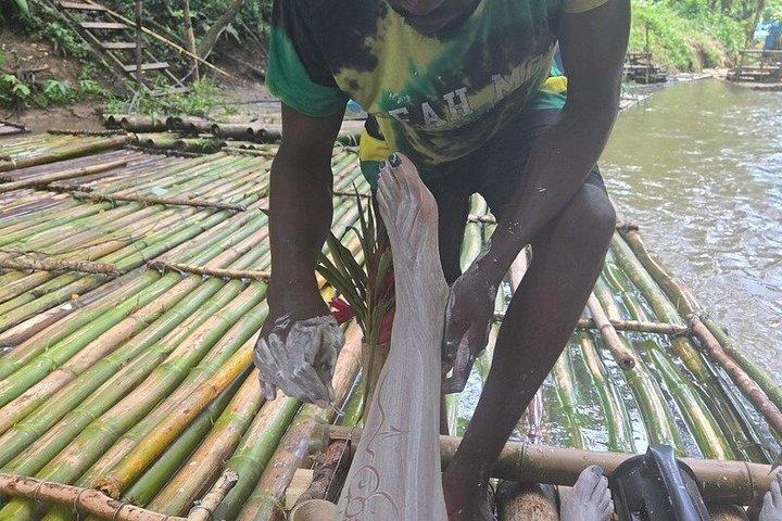 Montego Bay: Bamboo Rafting & Limestone Massage