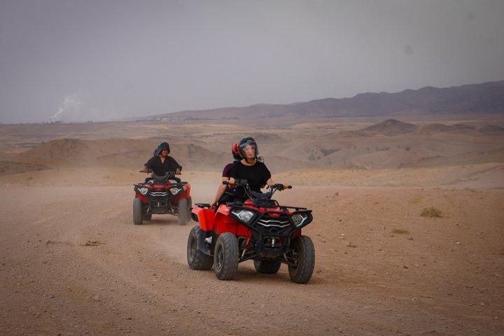 アガファイ砂漠でのクアッドバイクとラクダ乗り、ディナーショー付き