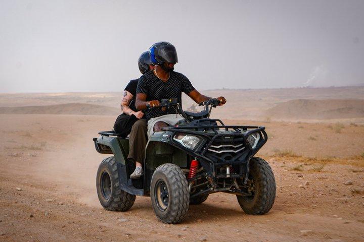 アガファイ砂漠でのクアッドバイクとラクダ乗り、ディナーショー付き