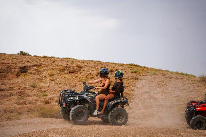 アガファイ砂漠でのクアッドバイクとラクダ乗り、ディナーショー付き