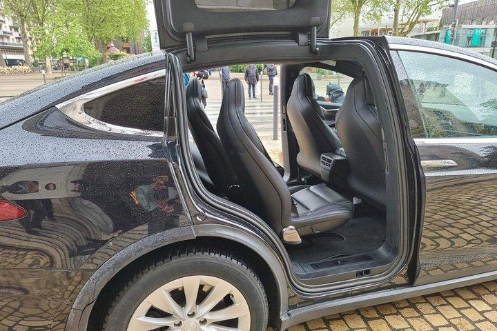 Tesla Flughafentransfer in Paris