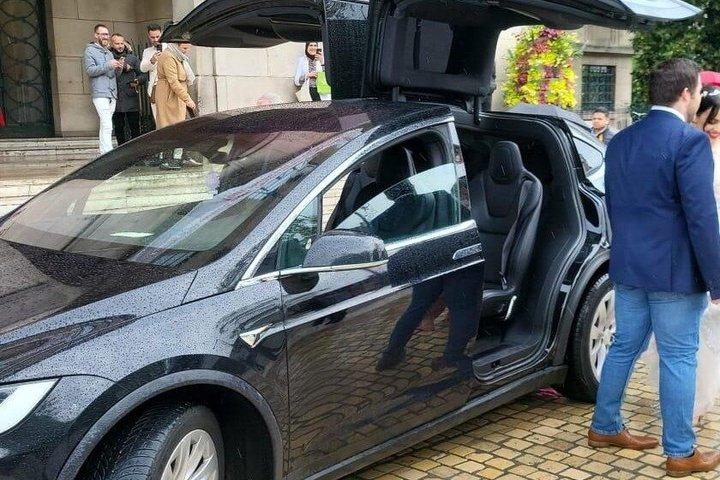 Tesla Flughafentransfer in Paris