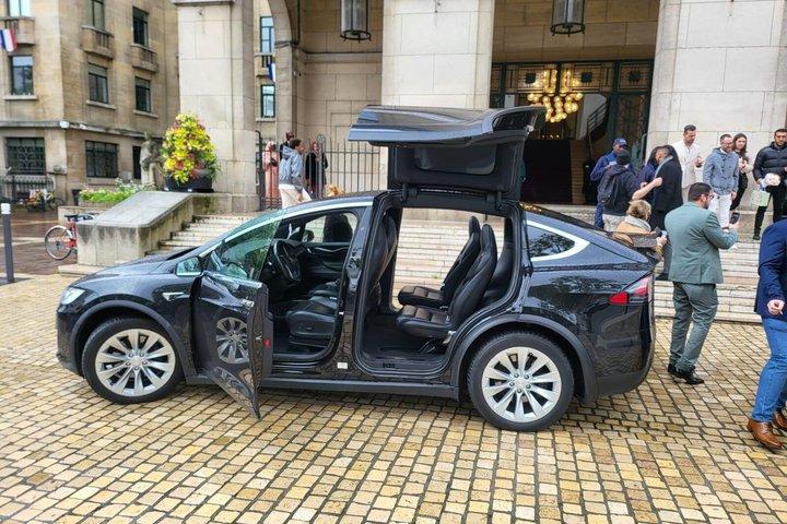 Tesla Flughafentransfer in Paris