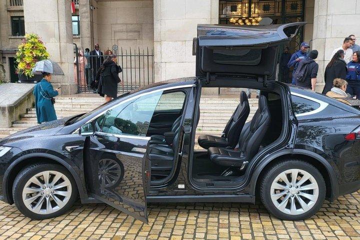 Tesla Flughafentransfer in Paris