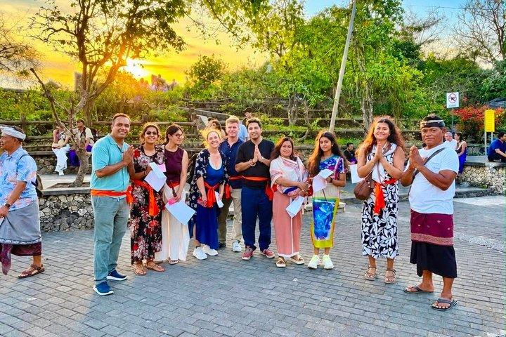 ウルワツの夕日ツアーとジンバランビーチでのディナー付きケチャックダンスショー